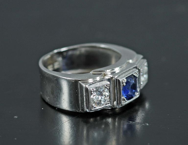 RING, 18K vitguld med 2 briljantslipade diamanter, tot ca 0,80 ct samt blå safir.