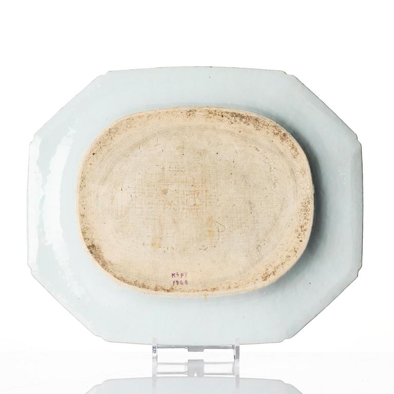 A pair of chargers, porcelain Qianlong 1736-95.