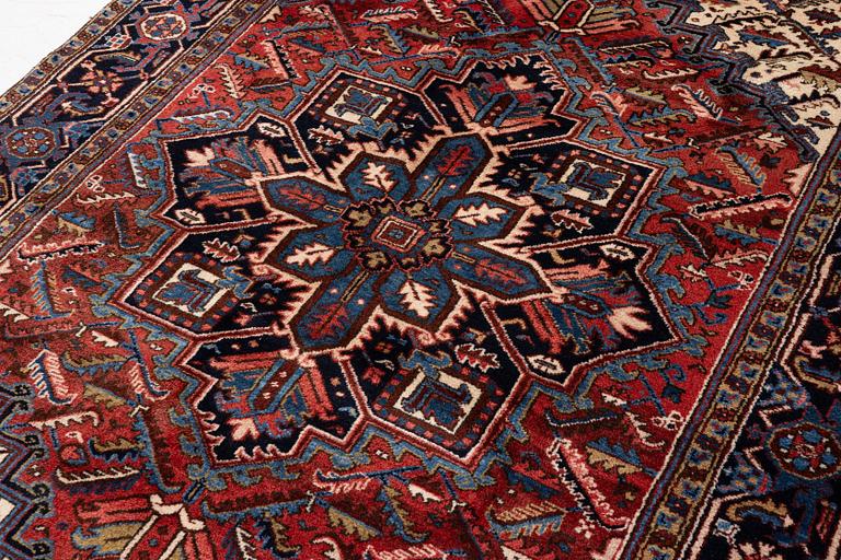 A Heris carpet, approx. 275 x 200 cm.