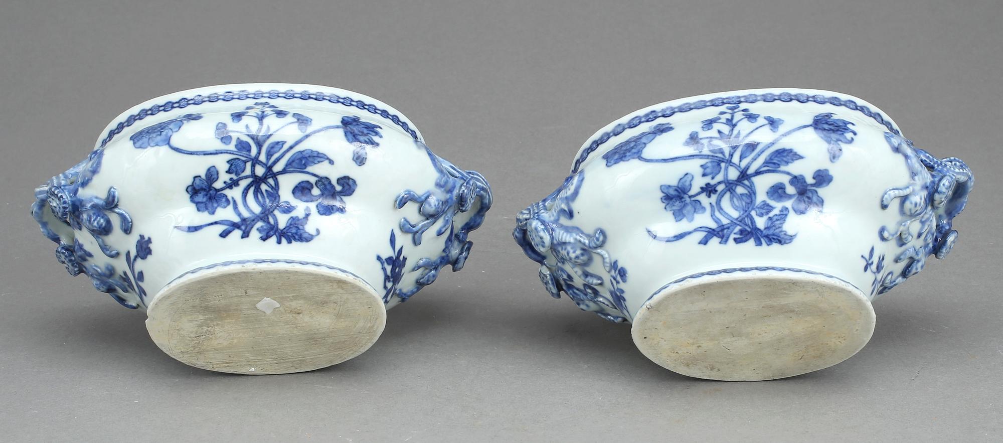 SMÖRTERRINER, ett par, porslin, Kina, Qingdynastin, (1736-1795).