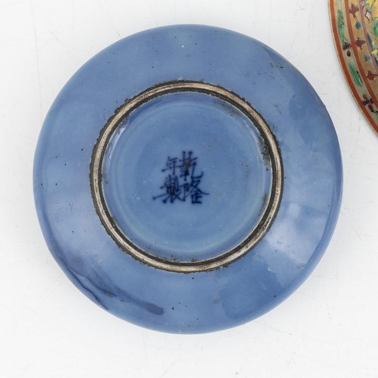 A Chinese porcelain brush washer, and a Bencharong bowl, Qing dynasty (1644-1912).