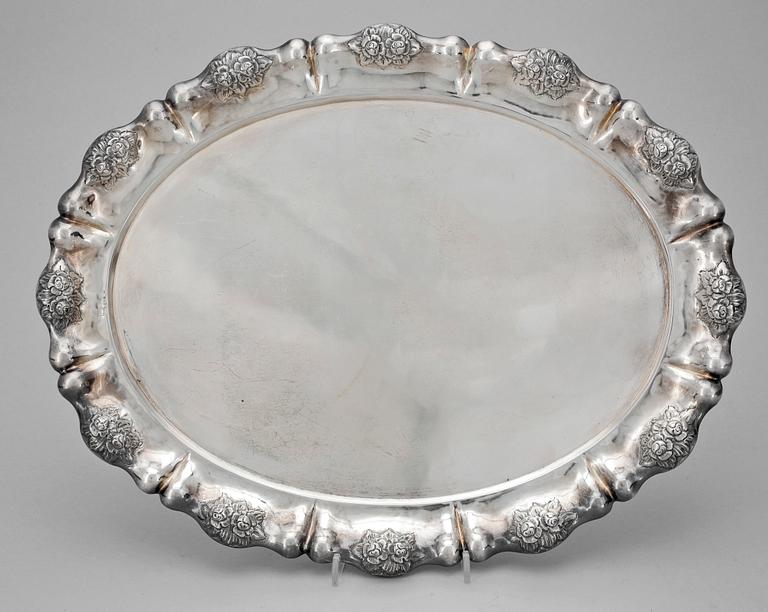 BRICKA, silver, otydliga stämplar, troligen Österrike, 1800/1900-tal. Vikt ca 800 gram.