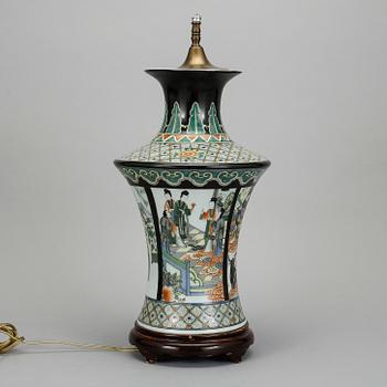 VAS/BORDSLAMPA, porslin, Kina, 1900-tal.