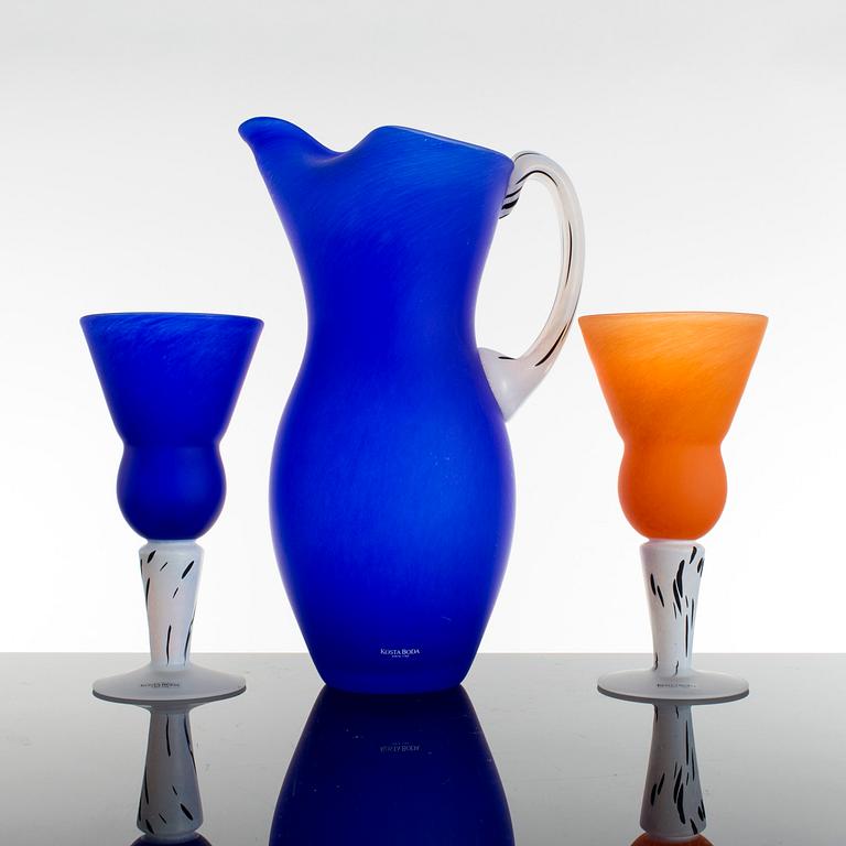 GUNNEL SAHLIN, a pitcher and twelve glasses from Kosta Boda. Signed.