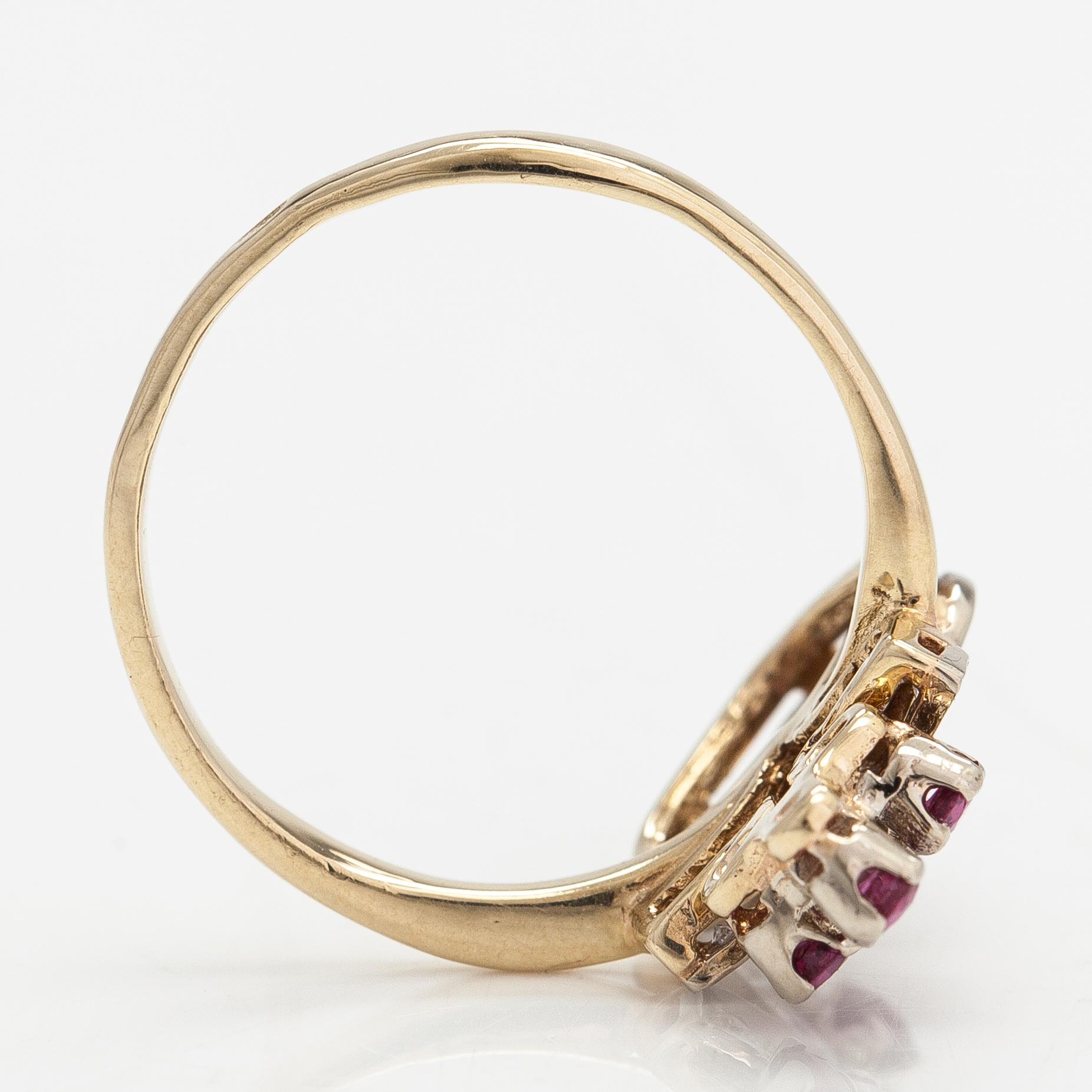 A 14K gold ring with diamonds ca. 0.14 ct in total and rubies.