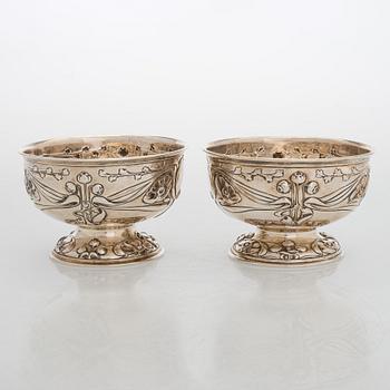 A pair of sterling silver bowls, M&W Sheffield, 1902.