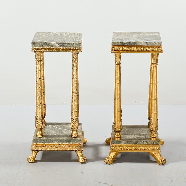 PIEDESTALER, 2 st snarlika, empirestil, 1900-talets andra hälft.