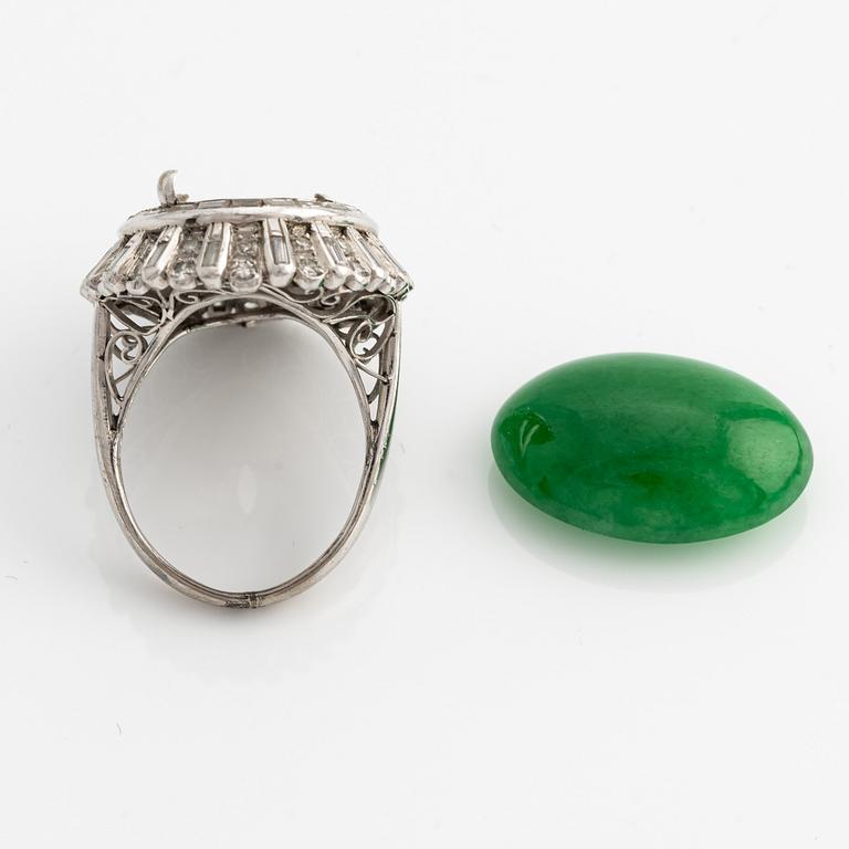 Ring in 18K white gold with cabochon-cut nephrite and diamonds in various cuts, defective.