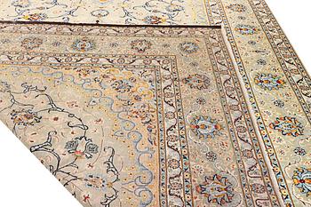 A so called Royal Kashan carpet, c. 468 x 313 cm.