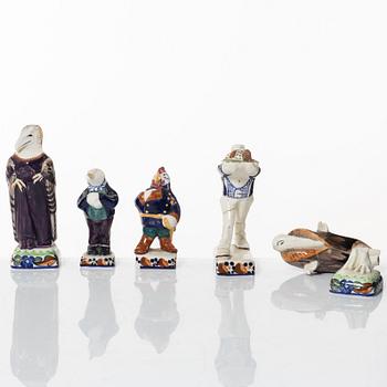 Kai Nielsen, figuriner, 3 st, fajans, ur "Aftonsällskapet", Aluminia, Danmark, 1900-talets början.