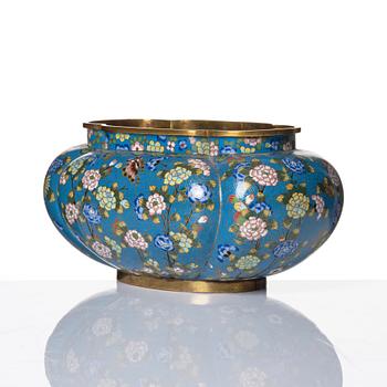 A lobed cloisonné flower pot, Qing dynasty, 19th century.