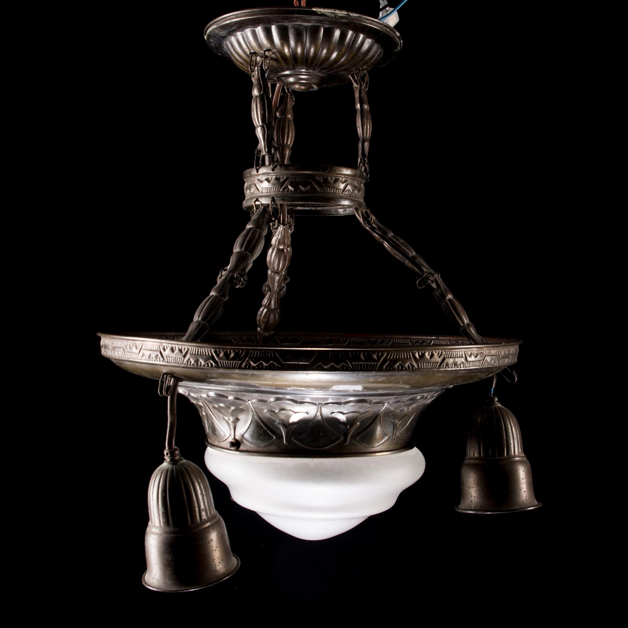 KATTOVALAISIN, jugendtyylinen, 1900-luvun alkupuoli. Korkeus 43 cm.