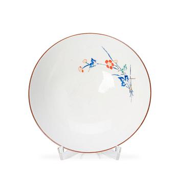 904. A Japanese Kakiemon dish, Edo period (1603-1868).