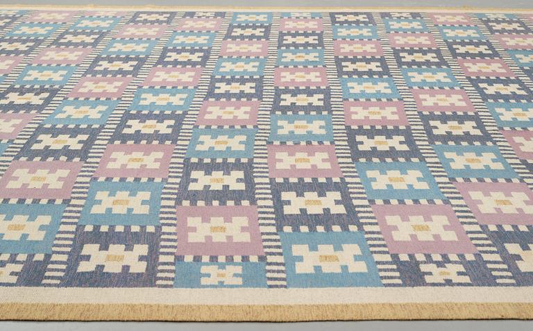 Sigvard Bernadotte, a carpet, "Vitsippa", flat weave, 846 x 395,5 cm, signed SB.