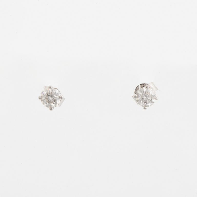 Brilliant-cut diamond stud earrings, total 0,60 ct, with GIA dossier.