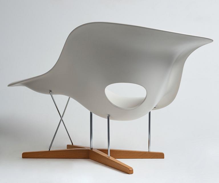 Charles & Ray Eames, "La Chaise",  Vitra 2012.