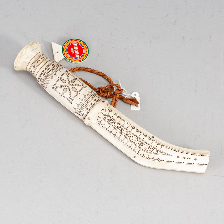 ERLAND HEDMAN, a Sami reindeer horn knife, Jokkmokk, signed.