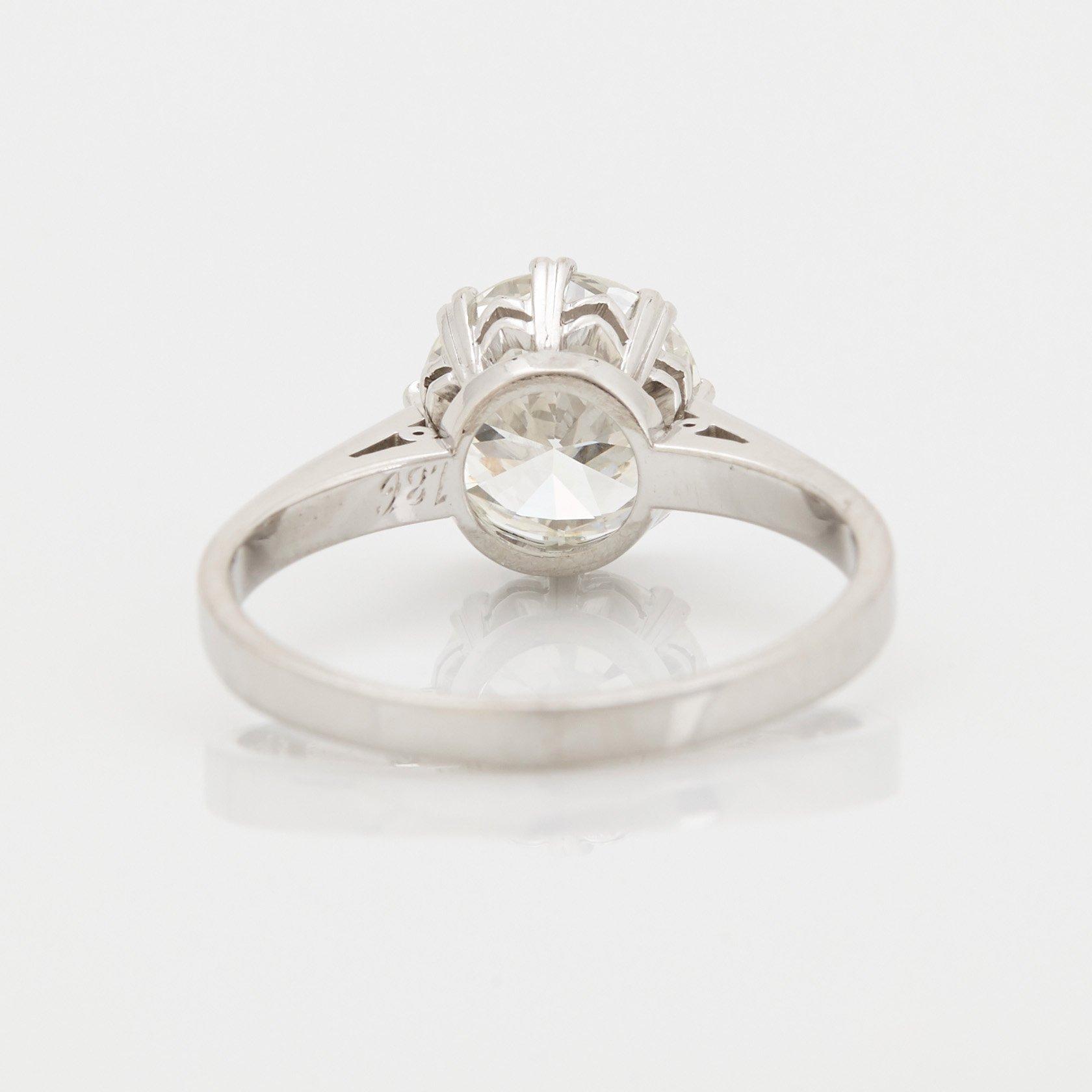 Ring 18K vitguld med en rund briljantslipad diamant 1.86 ct enligt gravyr kvalitet ca G/H si/i.