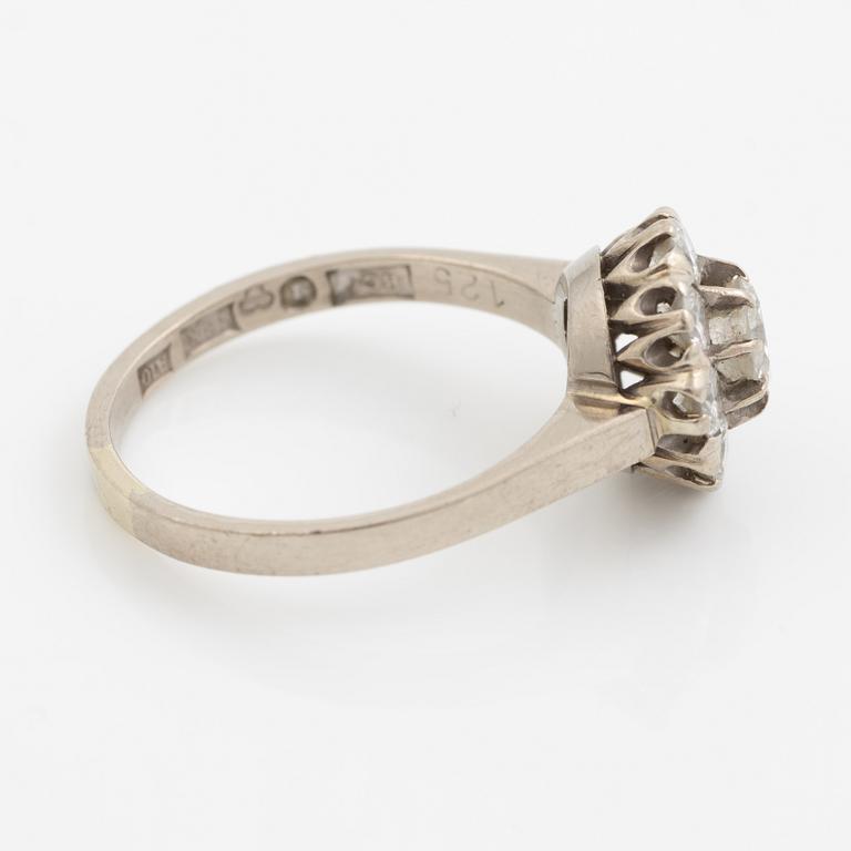 Ring, carmosé, i form av blombukett, 18K vitguld med briljantslipade diamanter.