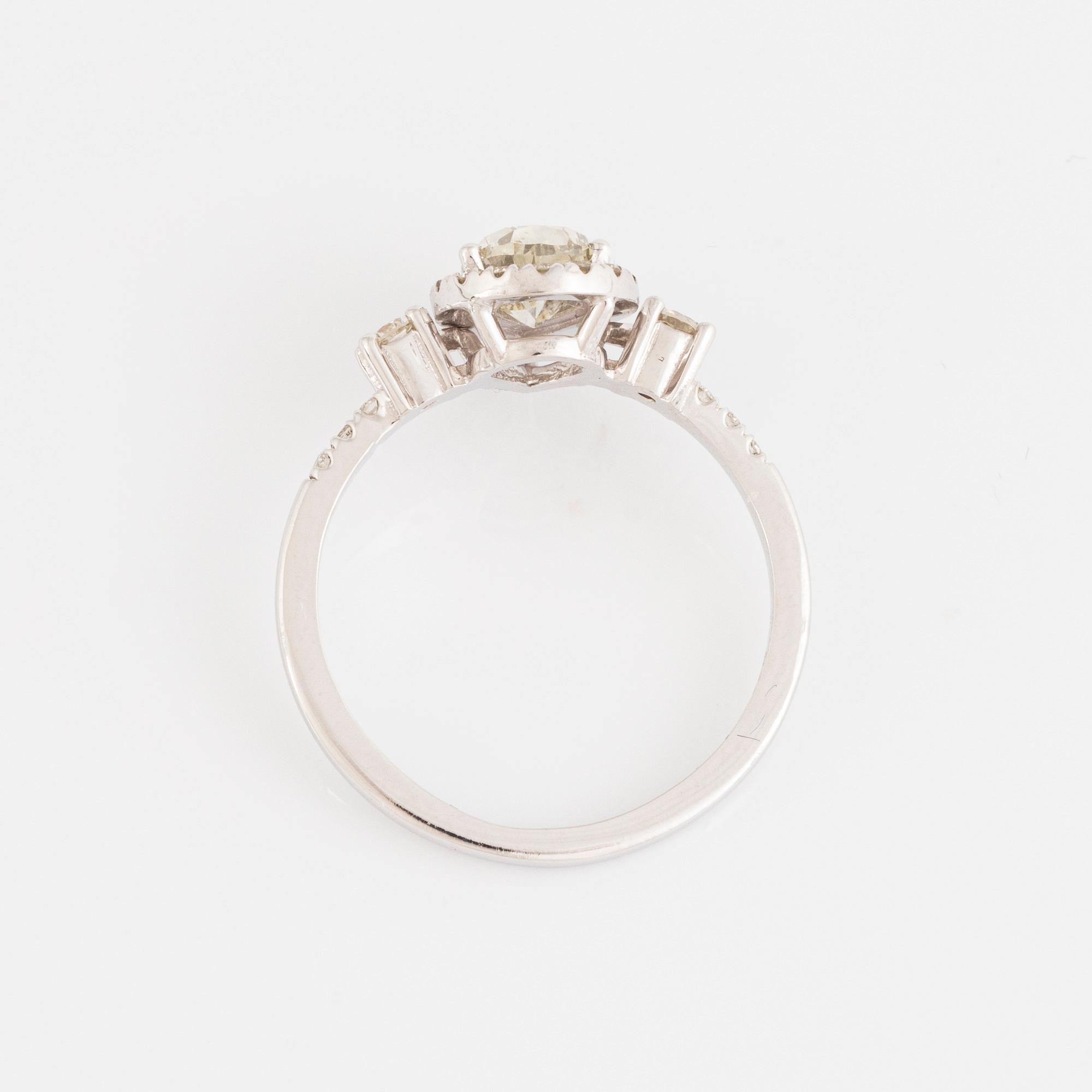 14K white gold and 1,04 ct pear shaped diamond ring. With AIG certificate.