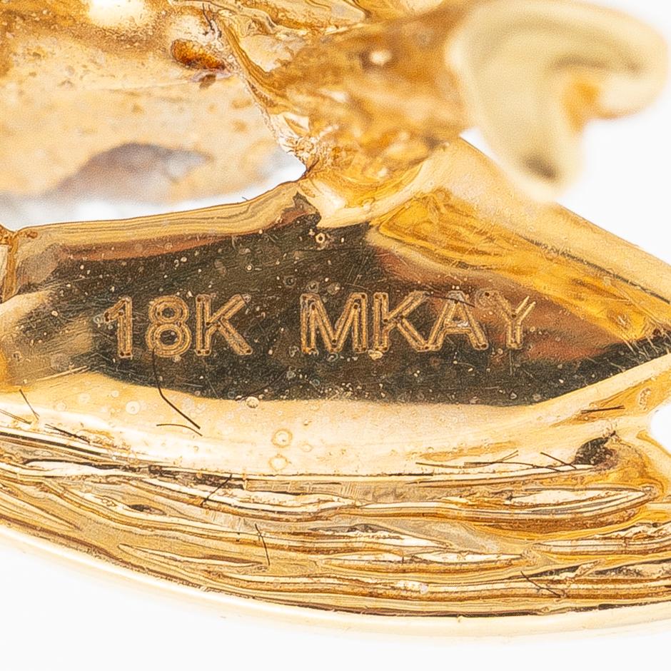 Brooch in the form of a bee, Mary Kay, 18K gold with brilliant-cut diamonds.