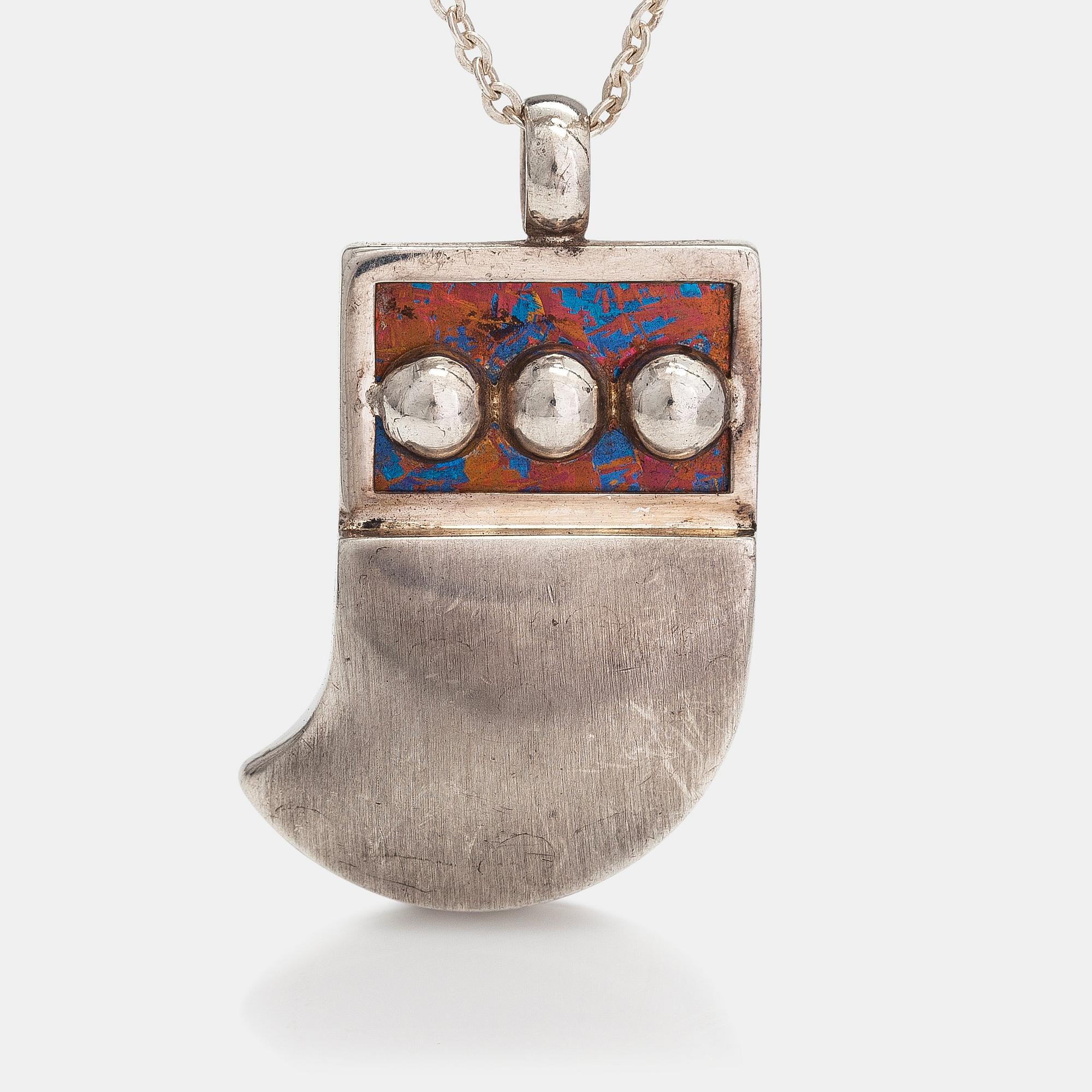 Nanny Still, Halsband, sterlingsilver, titan. Kultakeskus, Tavastehus 1976.