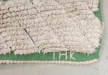 CARPET. Knotted pile in relief. 329,5 x 197 cm. Signed IHK.