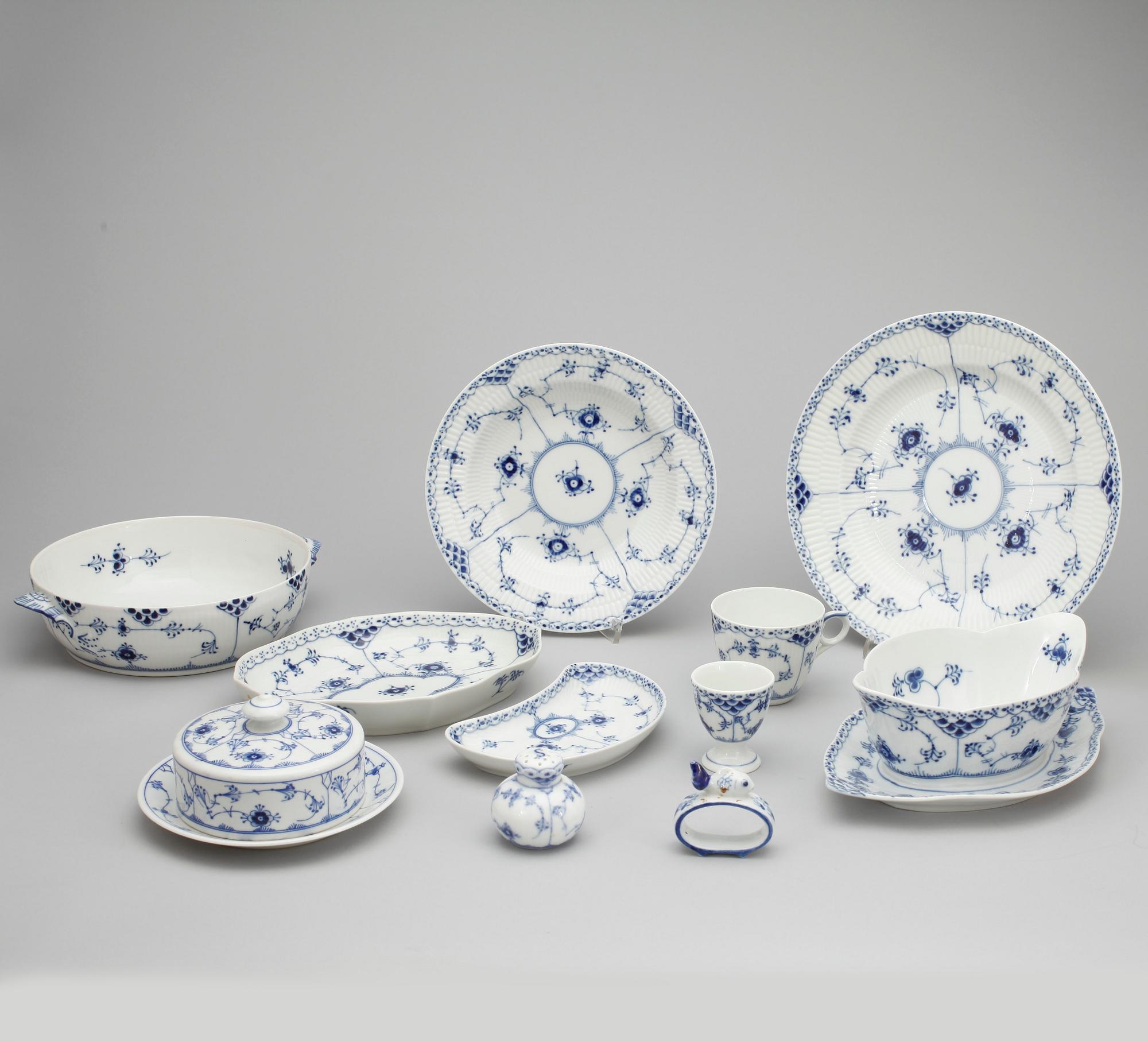 SERVISDELAR, 27 delar, "Musselmalet", Royal Copenhagen, 1900-talets.