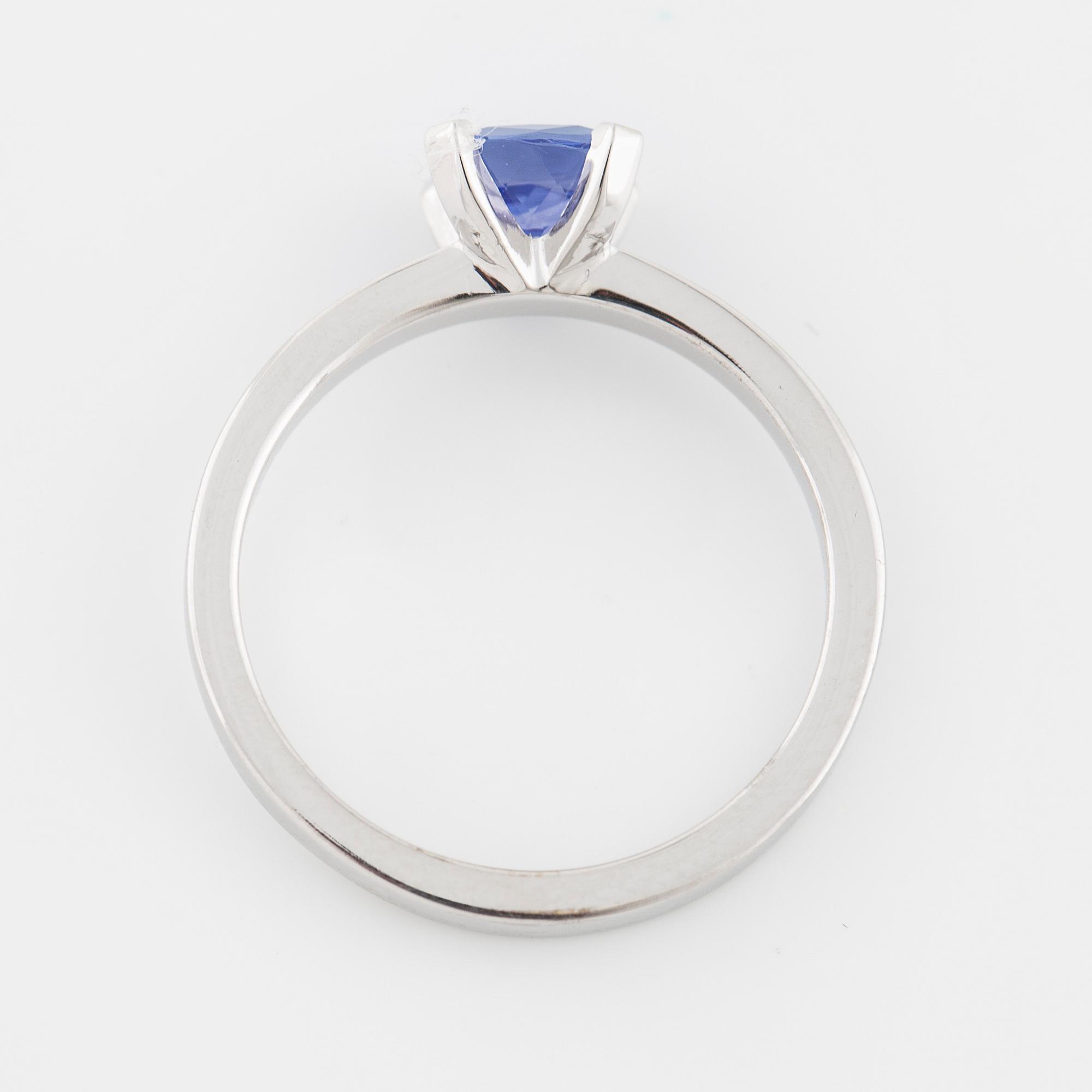 RING, med tanzanit ca 0.80 ct.