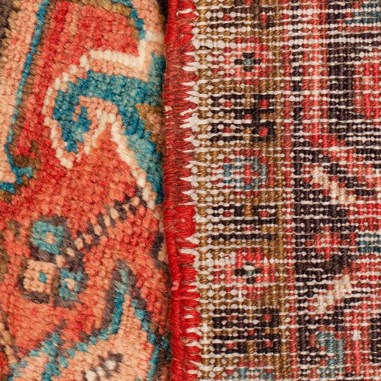 MATTA, Heriz, old. Ca 370x280 cm.
