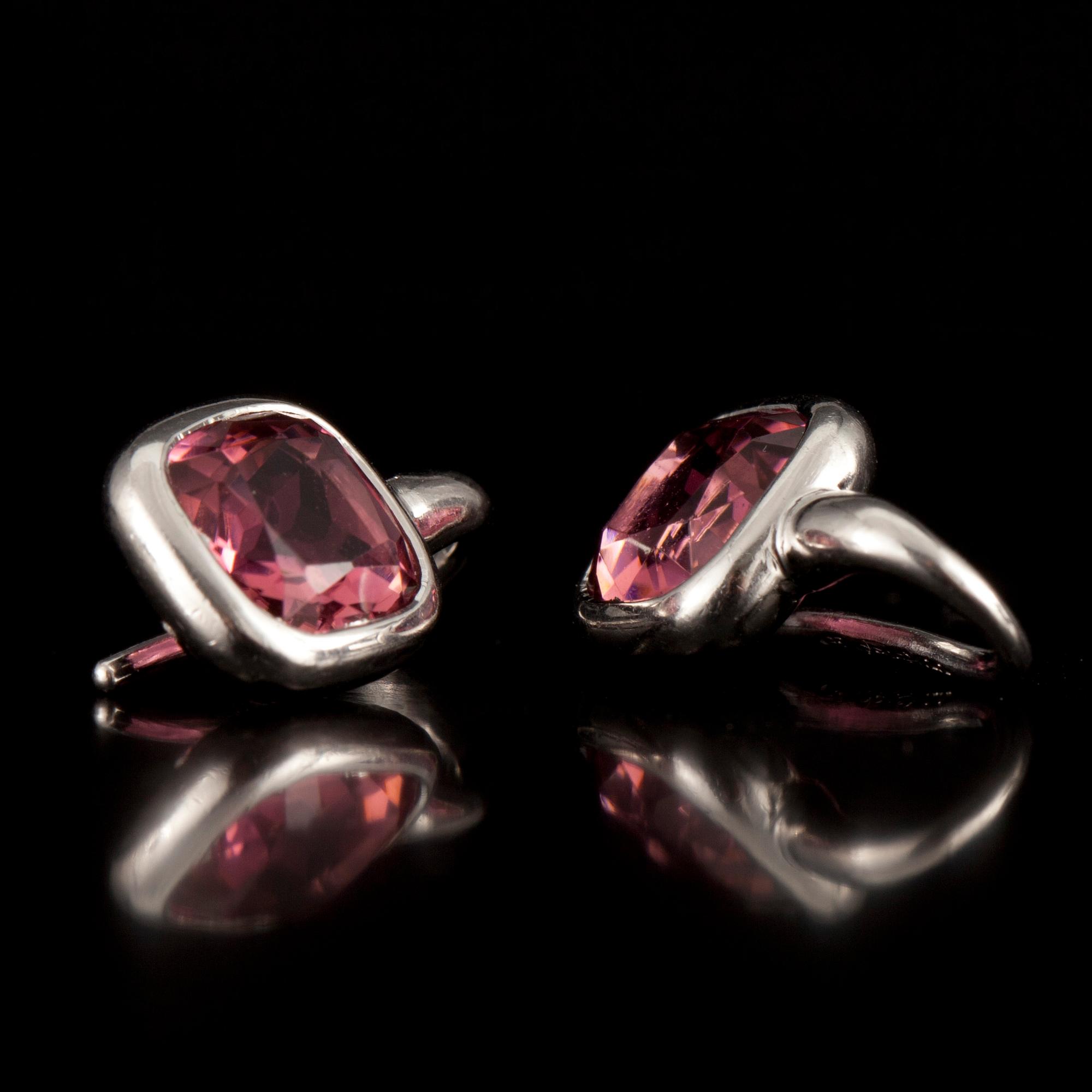 ÖRHÄNGEN, vitguld 18K, ljusröda turmaliner à 1,60 ct. Torbjörn Tillander, 2003. Vikt 4,1 g.