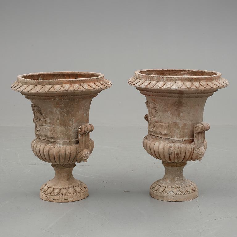 TRÄDGÅRDSURNOR, ett par, stengods, 1900-tal.