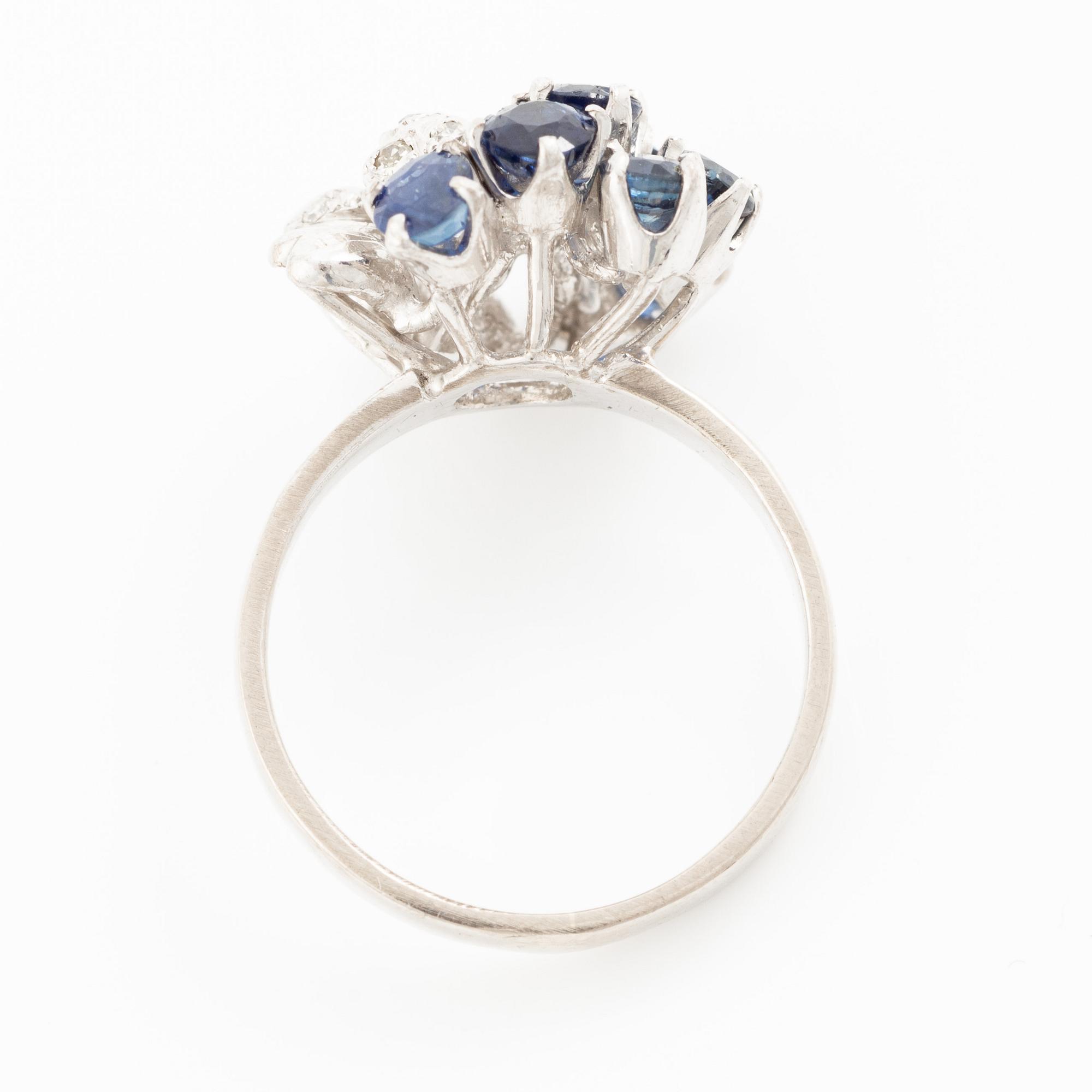Ring, 18K white gold set with octagon-cut diamonds and sapphires.