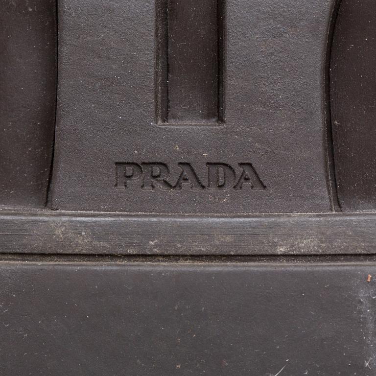 SKOR, Prada.