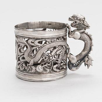 Teelasinpidike, hopeaa, Shanghai, Kiina vuosisadan vaihde 1800/1900. Tunnistamattomat leimat.