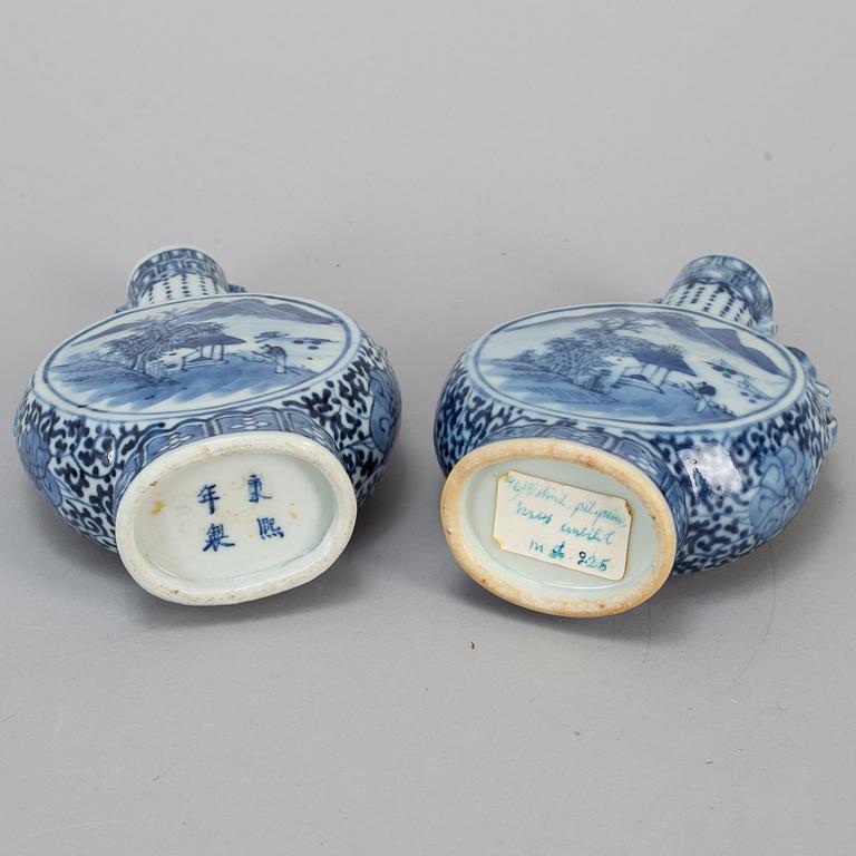 A pair of blue and white pilgrim vases, Qing dynasty, 19th century.