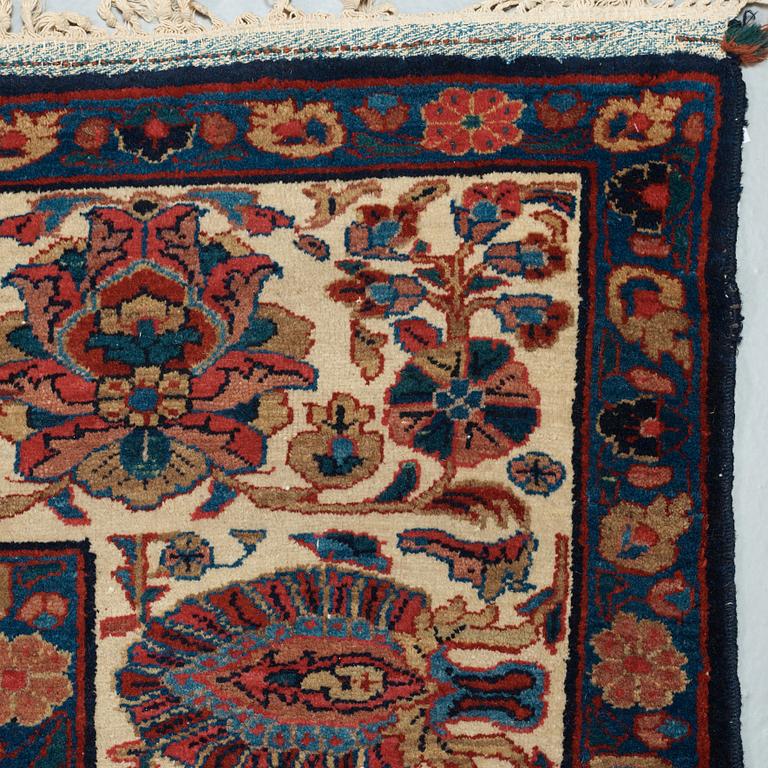 MATTA. Semiantik/Old Lilihan sannolikt. 471 x 349 cm (kortsidorna med 2-2,5 cm blå slätväv).