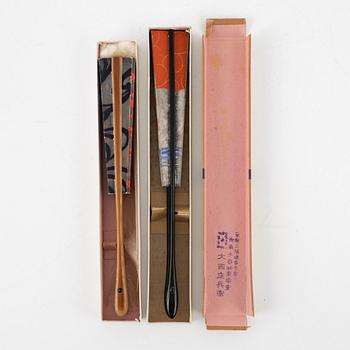A set with two Japanese fans and a booklet 'Down the Emperors road with Hiroshige, Japan, 20th Century.