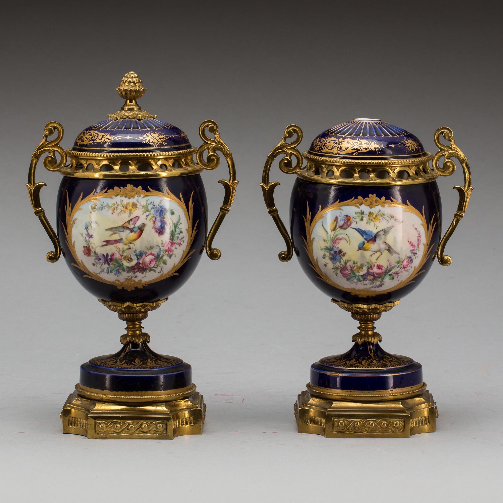 LOCKURNOR, 1 par, Sèvresliknande märken, Frankrike, 1900-talets första hälft.