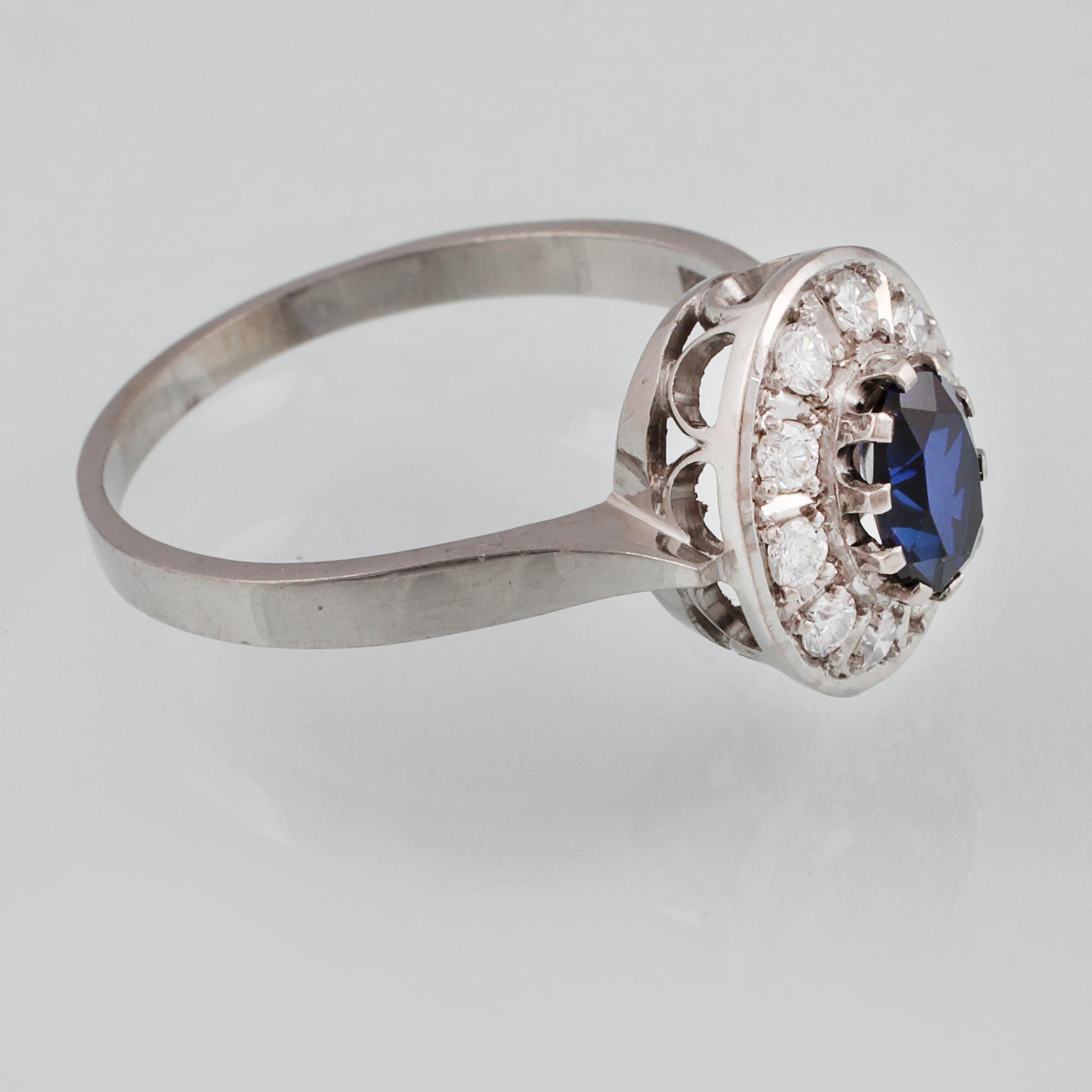 RING, 18K vitguld med ovalslipad blå safir samt briljantslipade diamanter 0.36 ct, Vetlanda, 1969. Vikt 5,2 gram.