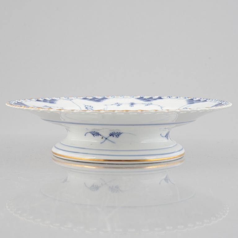 Fat på fot / kakfat, porslin, Royal Copenhagen, "Musselmalet helblond", 1800-tal.