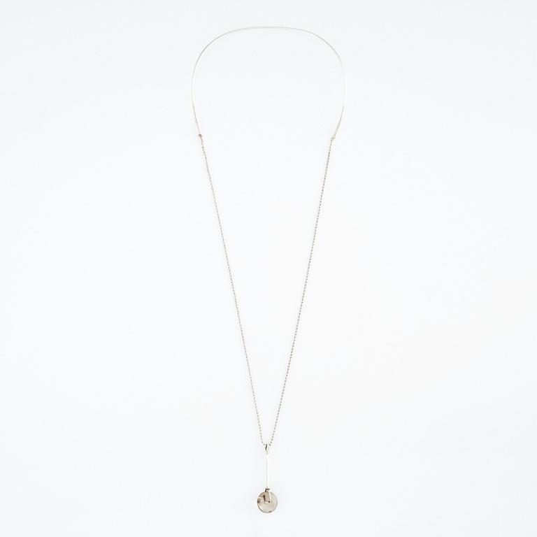 Vivianna Torun Bülow-Hübe, hängsmycke med rutilkvarts, sterling silver, utförd i egen ateljé, Indonesien.