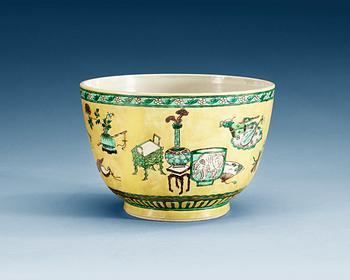 1407. A bisquit famille verte bowl, Qing dynasty, with Kangxi's six character mark and period (1662-1722).