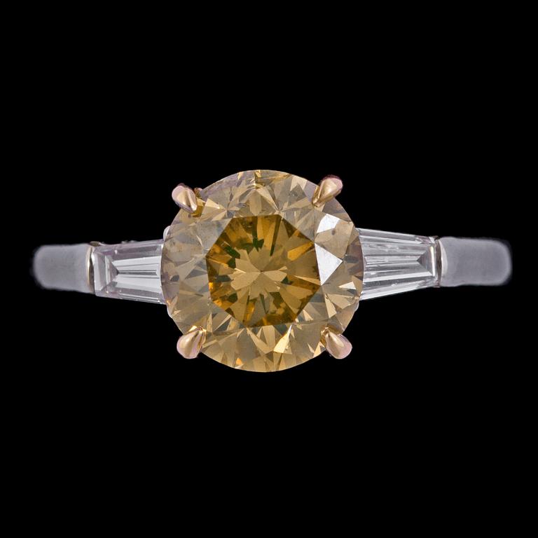 RING, cognacsfärgad briljantslipad diamant, 2.08 ct med trapezslipade diamanter, tot. 0.28 ct.