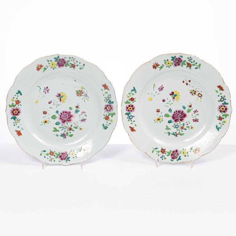 A group of five Chinese export porcelain famille rose plates, Qing dynasty, Qianlong (1736-95).