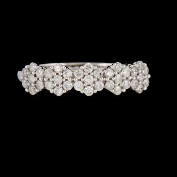 RING, 18K vitguld med briljantslipade diamanter 0.40 ct. Vikt 1.6 gram.