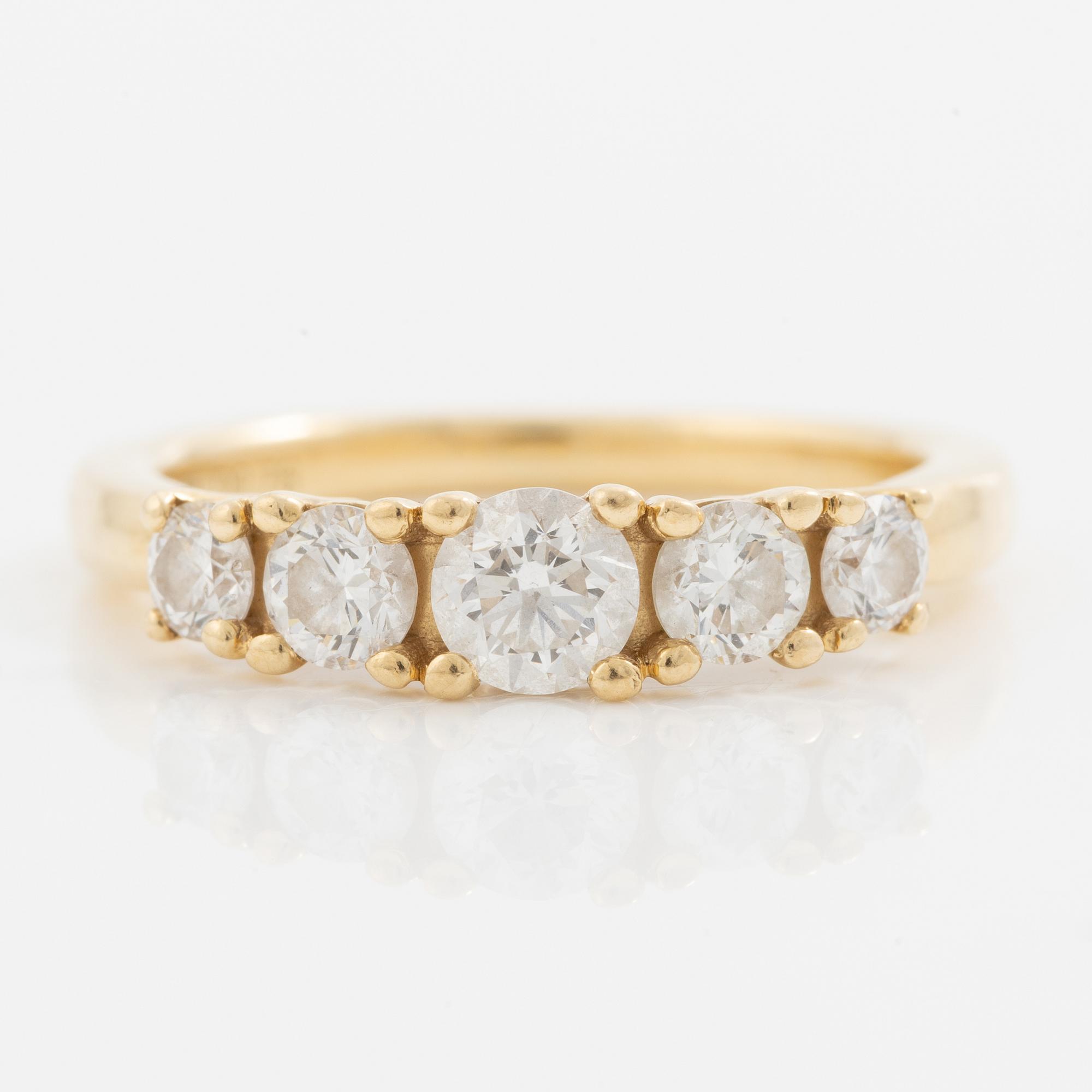 Ring in 18K gold set with five brilliant-cut diamonds, a total of 0.78 ct.