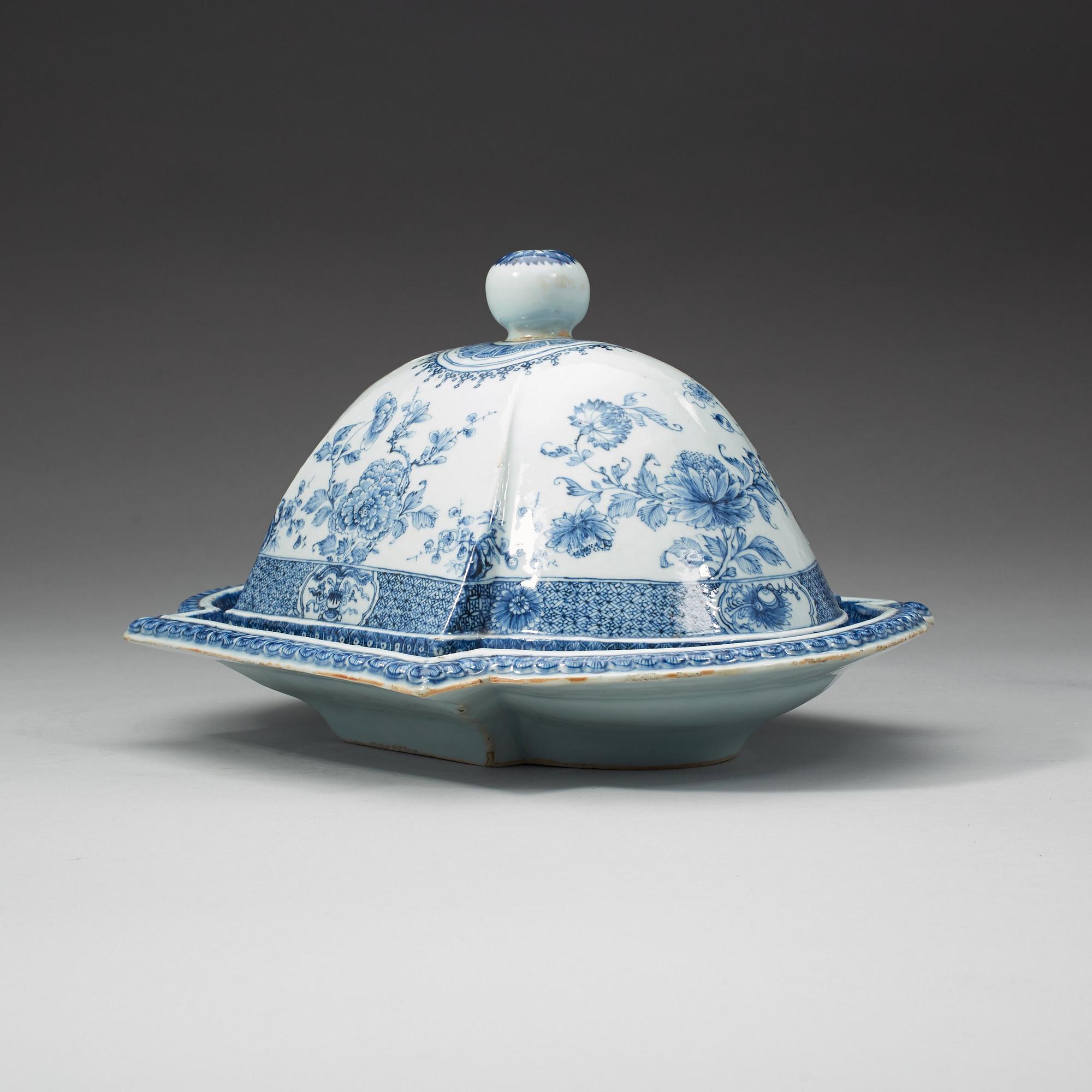 A blue and white dish with cover, Qing dynasty, Yongzheng (1723-35).
