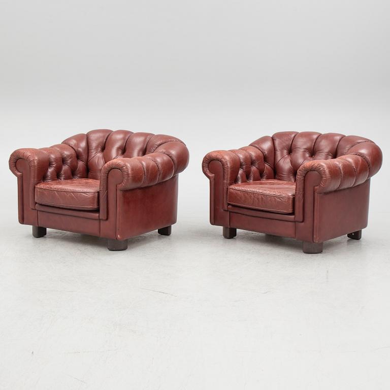 A sofa and a pair of armchairs, 'Chesterfield model', late 20th Century.