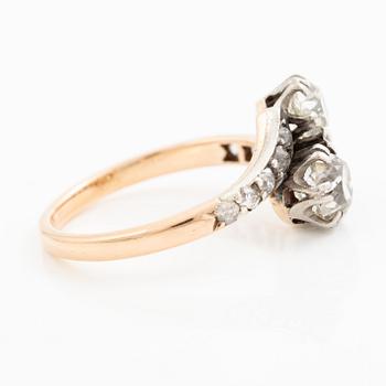 Ring, tvillingring, 18K guld och silver med två gammalslipade diamanter och mindre gammalslipade diamanter.